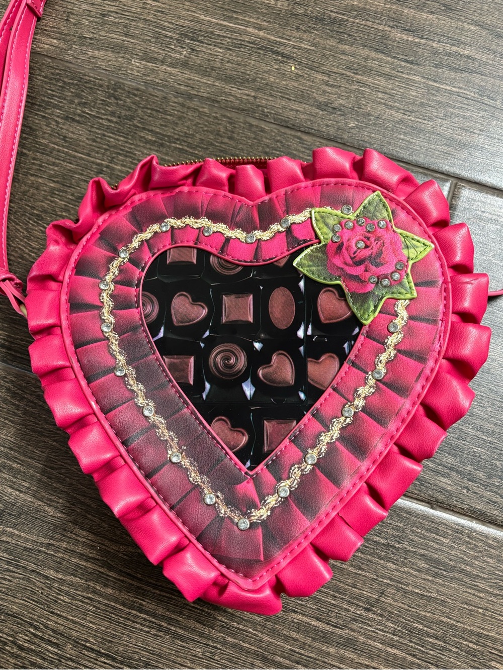 Betsey Johnson / Kitsch Box O' Chocolates Crossbody bag heart shaped - Picture 2 of 6